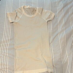 lululemon size 0 white full length swiftly tech Short Sleeve Tee